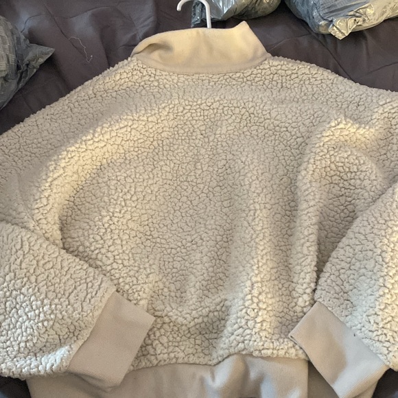 Has pockets - Picture 3 of 3